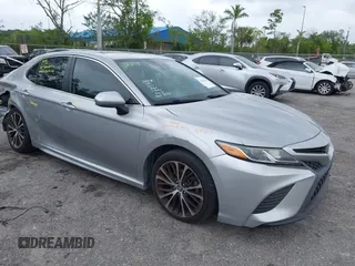 2019 Toyota Camry LE z VIN 4T1B11HK9KU708465, wystawiony jako IAAI lot #41921754 z przebiegiem 119 106 mil mil oraz . Historia ofert i sprzedaży dostępna na DreamBid. Obrazek 1.