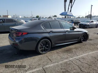 2022 BMW 5 Series M550i xDrive z VIN WBA13BK03NCK95022, wystawiony jako Copart lot #58600105 z przebiegiem 34 142 mil mil oraz Szkoda całkowita • Salvage title. Historia ofert i sprzedaży dostępna na DreamBid. Obrazek 3.