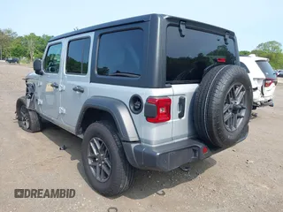 2024 Jeep Wrangler Sport S z VIN 1C4PJXDG1RW304993, wystawiony jako IAAI lot #42387509 z przebiegiem 6 987 mil mil oraz . Historia ofert i sprzedaży dostępna na DreamBid. Obrazek 3.