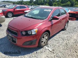 2015 Chevrolet Sonic LT z VIN 1G1JC5SH0F4151832, wystawiony jako Copart lot #42536335 z przebiegiem 104 027 mil mil oraz Szkody całkowita. Historia ofert i sprzedaży dostępna na DreamBid. Obrazek 1.