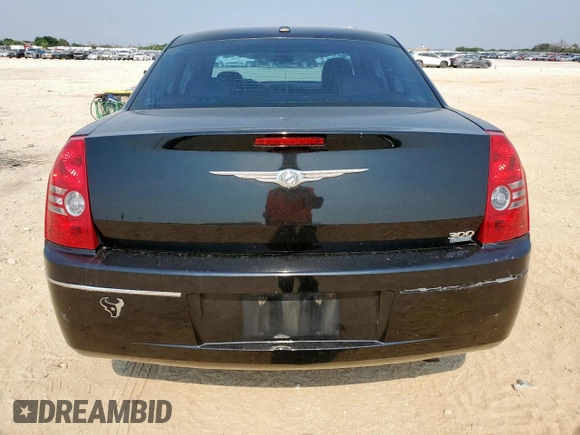 2010 Chrysler 300 Touring z VIN 2C3CA5CV0AH125757, wystawiony jako Copart lot #57422895 z przebiegiem 184 101 mil mil oraz Szkoda całkowita • Salvage title. Historia ofert i sprzedaży dostępna na DreamBid. Obrazek 6.