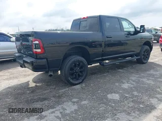 2024 Ram 2500 Laramie z VIN 3C6UR5FL3RG141327, wystawiony jako IAAI lot #41390825 z przebiegiem 8 002 mil mil oraz . Historia ofert i sprzedaży dostępna na DreamBid. Obrazek 4.