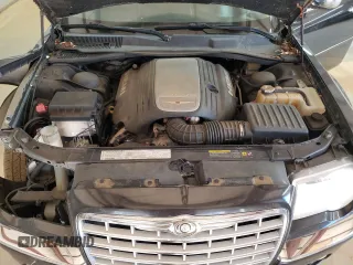2005 Chrysler 300 C z VIN 2C3JA63H95H577428, wystawiony jako Copart lot #50975795 z przebiegiem 130 630 mil mil oraz Szkoda całkowita • Salvage title. Historia ofert i sprzedaży dostępna na DreamBid. Obrazek 12.