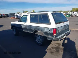 1988 Chevrolet Blazer z VIN 1GNCT18R2J8140350, wystawiony jako IAAI lot #40634800 z przebiegiem 188 704 mil mil oraz . Historia ofert i sprzedaży dostępna na DreamBid. Obrazek 3.