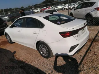 2019 Kia Forte LXS z VIN 3KPF24AD1KE006977, wystawiony jako IAAI lot #40460483 z przebiegiem 60 464 mil mil oraz . Historia ofert i sprzedaży dostępna na DreamBid. Obrazek 3.