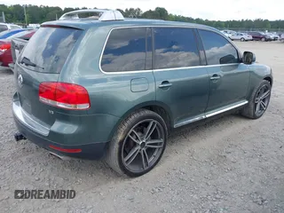 2004 Volkswagen Touareg z VIN WVGCM77L24D061029, wystawiony jako IAAI lot #42196634 z przebiegiem 221 240 mil mil oraz . Historia ofert i sprzedaży dostępna na DreamBid. Obrazek 4.