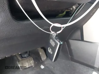 2018 Toyota RAV4 XLE z VIN 2T3RFREV6JW818232, wystawiony jako IAAI lot #42438512 z przebiegiem 97 882 mil mil oraz . Historia ofert i sprzedaży dostępna na DreamBid. Obrazek 11.