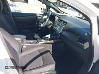 2019 Nissan LEAF SV z VIN 1N4AZ1CP0KC305899, wystawiony jako IAAI lot #41746355 z przebiegiem 31 703 mil mil oraz . Historia ofert i sprzedaży dostępna na DreamBid. Obrazek 5.