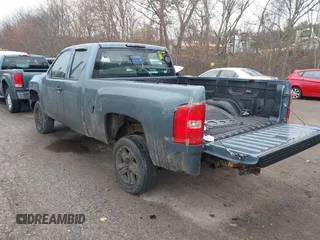 2007 Chevrolet Silverado 1500 1LT with VIN 2GCEK19C271715718, listed as a IAAI auction lot 42028834 with 152,700 mi miles and . Bid and sale history available at DreamBid. Image 3.