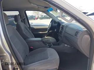 2005 Ford Explorer XLT z VIN 1FMZU63E85ZA68244, wystawiony jako IAAI lot #42397955 z przebiegiem 120 745 mil mil oraz . Historia ofert i sprzedaży dostępna na DreamBid. Obrazek 5.