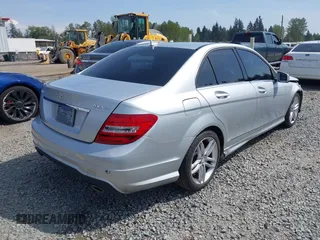 2012 Mercedes-Benz C 300 Sport z VIN WDDGF8BB7CR238797, wystawiony jako IAAI lot #42119641 z przebiegiem 168 348 mil mil oraz . Historia ofert i sprzedaży dostępna na DreamBid. Obrazek 4.