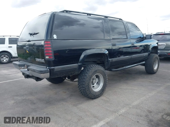 1999 Chevrolet Suburban z VIN 3GNFK16R6XG252736, wystawiony jako IAAI lot #41897003 z przebiegiem 140 081 mil mil oraz . Historia ofert i sprzedaży dostępna na DreamBid. Obrazek 4.