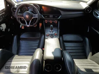 2017 Alfa Romeo Giulia Ti z VIN ZARFAECN2H7550899, wystawiony jako Copart lot #51627825 z przebiegiem 110 489 mil mil oraz Szkody całkowita. Historia ofert i sprzedaży dostępna na DreamBid. Obrazek 8.
