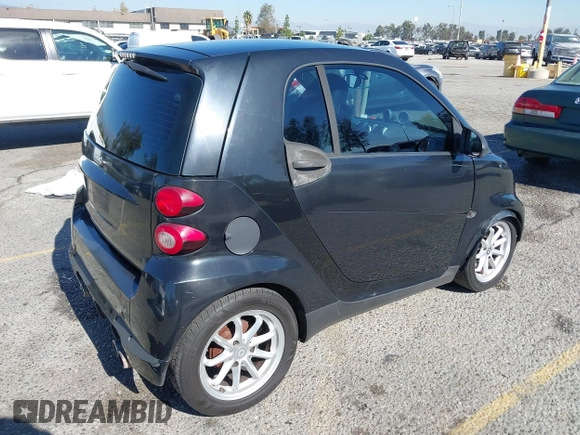 2009 Smart fortwo Pure z VIN WMEEJ31X49K218655, wystawiony jako IAAI lot #40850458 z przebiegiem 243 075 mil mil oraz . Historia ofert i sprzedaży dostępna na DreamBid. Obrazek 4.