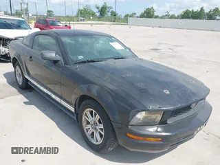 2005 Ford Mustang Deluxe z VIN 1ZVFT80N955174054, wystawiony jako IAAI lot #42331410 z przebiegiem 105 883 mil mil oraz . Historia ofert i sprzedaży dostępna na DreamBid. Obrazek 1.