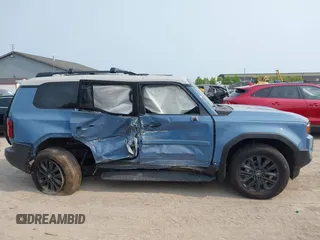 2024 Toyota Land Cruiser z VIN JTEABFAJ3RK018014, wystawiony jako IAAI lot #42404632 z przebiegiem 2 983 mil mil oraz . Historia ofert i sprzedaży dostępna na DreamBid. Obrazek 13.
