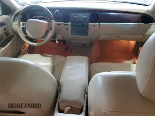 2007 Lincoln Town Car Signature Limited z VIN 1LNHM82V17Y601164, wystawiony jako Copart lot #58026565 z przebiegiem 76 486 mil mil oraz Szkoda całkowita • Salvage title. Historia ofert i sprzedaży dostępna na DreamBid. Obrazek 8.