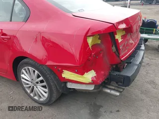 2015 Volkswagen Jetta SE z VIN 3VWD17AJ7FM204019, wystawiony jako IAAI lot #42279830 z przebiegiem 115 901 mil mil oraz . Historia ofert i sprzedaży dostępna na DreamBid. Obrazek 13.