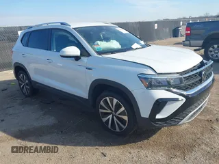 2024 Volkswagen Taos SE z VIN 3VVSX7B29RM054002, wystawiony jako IAAI lot #41337011 z przebiegiem 3542 mil mil oraz . Historia ofert i sprzedaży dostępna na DreamBid. Obrazek 1.