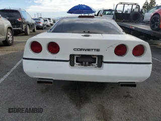 1990 Chevrolet Corvette z VIN 1G1YY2382L5120018, wystawiony jako Copart lot #46445825 z przebiegiem Nie podano mil oraz Czysty tytuł • Clean title. Historia ofert i sprzedaży dostępna na DreamBid. Obrazek 6.