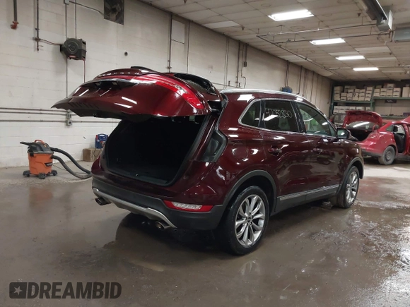 2019 Lincoln MKC Select z VIN 5LMCJ2D95KUL07473, wystawiony jako IAAI lot #42052830 z przebiegiem 70 553 mil mil oraz . Historia ofert i sprzedaży dostępna na DreamBid. Obrazek 4.