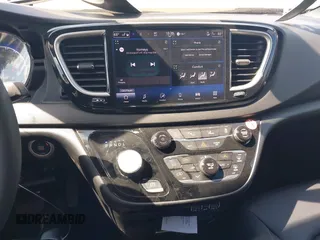 2025 Chrysler Pacifica Select with VIN 2C4RC1BG7SR509591, listed as a IAAI auction lot 42533235 with 19,520 mi miles and . Bid and sale history available at DreamBid. Image 21.
