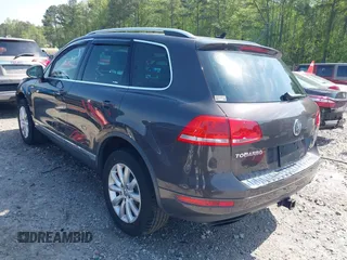 2012 Volkswagen Touareg Sport z VIN WVGEF9BPXCD011020, wystawiony jako IAAI lot #42000763 z przebiegiem 143 470 mil mil oraz . Historia ofert i sprzedaży dostępna na DreamBid. Obrazek 3.