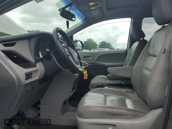 2015 Toyota Sienna XLE z VIN 5TDYK3DC1FS574647, wystawiony jako Copart lot #64163905 z przebiegiem 144 403 mil mil oraz Szkoda całkowita • Salvage title. Historia ofert i sprzedaży dostępna na DreamBid. Obrazek 7.