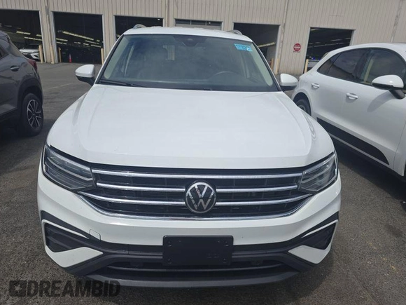 2024 Volkswagen Tiguan SE with VIN 3VV3B7AX5RM086820, listed as a IAAI auction lot 42751180 with 30,839 mi miles and . Bid and sale history available at DreamBid. Image 9.