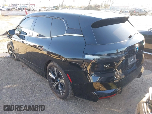 2022 BMW iX xDrive50 z VIN WB523CF07NCJ80006, wystawiony jako IAAI lot #41631767 z przebiegiem 28 311 mil mil oraz . Historia ofert i sprzedaży dostępna na DreamBid. Obrazek 3.
