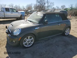 2015 MINI Convertible S z VIN WMWZP3C52FT708928, wystawiony jako Copart lot #49580345 z przebiegiem 62 342 mil mil oraz Czysty tytuł • Clean title. Historia ofert i sprzedaży dostępna na DreamBid. Obrazek 1.