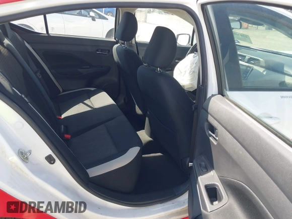 2022 Nissan Versa SV z VIN 3N1CN8EV4NL839437, wystawiony jako IAAI lot #42020629 z przebiegiem 46 138 mil mil oraz . Historia ofert i sprzedaży dostępna na DreamBid. Obrazek 8.