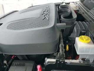 2021 Ram 1500 TRX z VIN 1C6SRFU98MN830249, wystawiony jako IAAI lot #42766532 z przebiegiem 35 989 mil mil oraz . Historia ofert i sprzedaży dostępna na DreamBid. Obrazek 19.