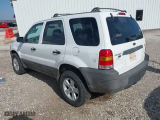 2005 Ford Escape XLT with VIN 1FMYU93145KE08055, listed as a IAAI auction lot 42004705 with 205,729 mi miles. Bid and sale history available at carsss.com. Image 3.