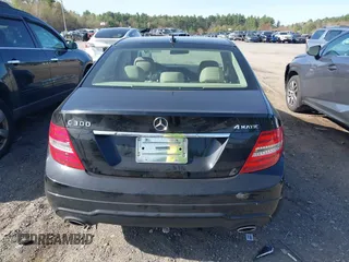 2013 Mercedes-Benz C 300 Sport z VIN WDDGF8AB2DR287909, wystawiony jako IAAI lot #42144796 z przebiegiem 171 534 mil mil oraz . Historia ofert i sprzedaży dostępna na DreamBid. Obrazek 17.