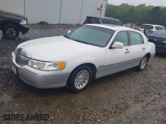 1999 Lincoln Town Car Signature z VIN 1LNHM82W5XY677222, wystawiony jako IAAI lot #41861916 z przebiegiem 207 900 mil mil oraz . Historia ofert i sprzedaży dostępna na DreamBid. Obrazek 2.