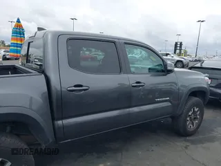 2017 Toyota Tacoma SR5 z VIN 3TMAZ5CN7HM045752, wystawiony jako IAAI lot #42057874 z przebiegiem 89 898 mil mil oraz . Historia ofert i sprzedaży dostępna na DreamBid. Obrazek 13.