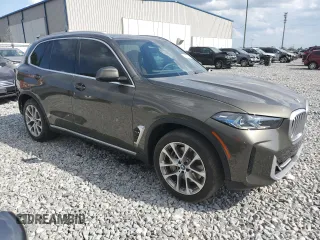 2024 BMW X5 xDrive50e z VIN 5UX43EU07R9S85366, wystawiony jako Copart lot #54894225 z przebiegiem 21 712 mil mil oraz Szkody całkowita. Historia ofert i sprzedaży dostępna na DreamBid. Obrazek 4.