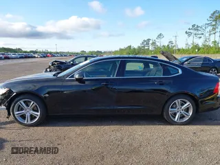 2018 Volvo S90 Momentum with VIN LVY982AK2JP023132, listed as a IAAI auction lot 41977080 with 98,514 mi miles. Bid and sale history available at carsss.com. Image 14.