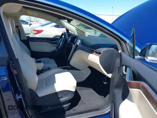 2017 Tesla Model X 90D z VIN 5YJXCBE26HF079022, wystawiony jako IAAI lot #41847954 z przebiegiem 74 940 mil mil oraz . Historia ofert i sprzedaży dostępna na DreamBid. Obrazek 5.