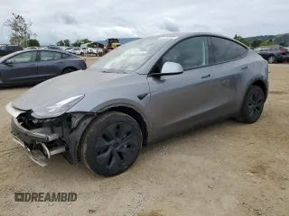 2024 Tesla Model Y z VIN 7SAYGDED4RF202987, wystawiony jako Copart lot #54746885 z przebiegiem 10 721 mil mil oraz Szkoda całkowita • Salvage title. Historia ofert i sprzedaży dostępna na DreamBid. Obrazek 1.