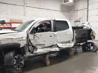 2021 Toyota Tacoma 4WD SR5 with VIN 3TMDZ5BN2MM113108, listed as a IAAI auction lot 41665105 with 1 mi miles. Bid and sale history available at carsss.com. Image 6.