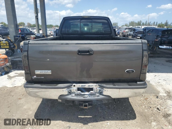 2005 Ford F-250 XL z VIN 1FTSX20P95EB03036, wystawiony jako Copart lot #52512595 z przebiegiem 135 678 mil mil oraz Czysty tytuł • Clean title. Historia ofert i sprzedaży dostępna na DreamBid. Obrazek 6.