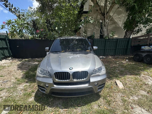 2013 BMW X5 xDrive35i z VIN 5UXZV4C56D0G52619, wystawiony jako IAAI lot #41990893 z przebiegiem 107 080 mil mil oraz . Historia ofert i sprzedaży dostępna na DreamBid. Obrazek 6.