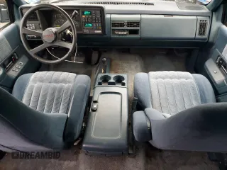 1994 Chevrolet Suburban z VIN 1GNFK16K4RJ348093, wystawiony jako Copart lot #87352784 z przebiegiem 118 442 mil mil oraz Nie do naprawy • Non repairable. Historia ofert i sprzedaży dostępna na DreamBid. Obrazek 8.