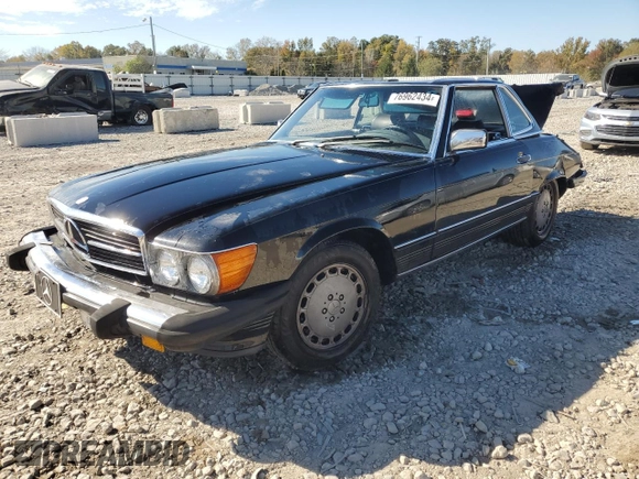 1986 Mercedes-Benz 560 SL z VIN WDBBA48D9GA049186, wystawiony jako Copart lot #76962434 z przebiegiem 93 967 mil mil oraz Nie do naprawy. Historia ofert i sprzedaży dostępna na DreamBid. Obrazek 1.
