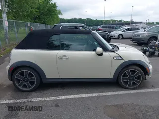 2011 MINI Convertible S с VIN WMWZP3C57BTX82937, выставлен на аукционе IAAI как лот 42389373 с пробегом 60 651 миль миль и . История ставок и продаж доступна на DreamBid. Изображение 13.