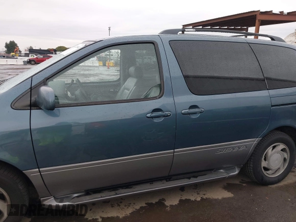 2001 Toyota Sienna LE with VIN 4T3ZF13C01U323995, listed as a IAAI auction lot 41472484 with 232,667 mi miles. Bid and sale history available at carsss.com. Image 15.