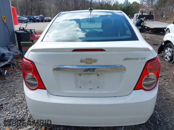 2015 Chevrolet Sonic LT z VIN 1G1JC5SG5F4147301, wystawiony jako IAAI lot #41934640 z przebiegiem 68 593 mil mil oraz . Historia ofert i sprzedaży dostępna na DreamBid. Obrazek 16.