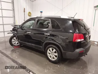 2013 Kia Sorento LX z VIN 5XYKTCA62DG338648, wystawiony jako IAAI lot #42352573 z przebiegiem 164 486 mil mil oraz . Historia ofert i sprzedaży dostępna na DreamBid. Obrazek 3.